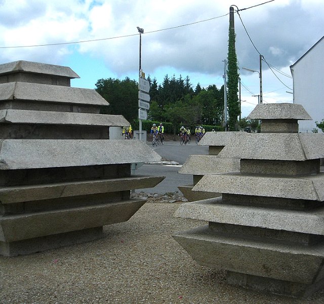 2011-06-16 52 Le Croisty - Rond-point de la Fontaine de Vie.JPG